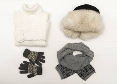 Güzellik düzenleme ile kürk şapka, eldiven, kazak, eşarp elbise. düz yatıyordu, en iyi görünümü