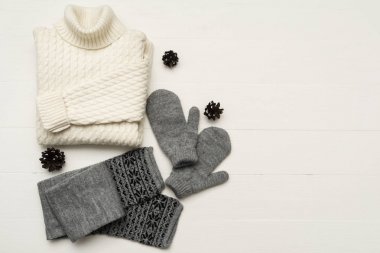 Güzellik düzenleme ile eldivenler, kazak, eşarp elbise. düz yatıyordu, en iyi görünümü