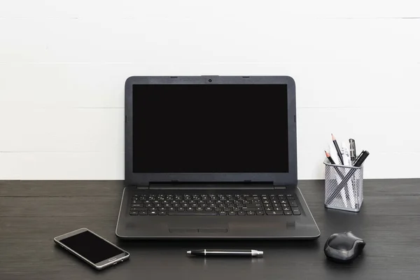 Șablon spațiu de lucru. Birou birou cu calculator, telefon, stilou — Fotografie, imagine de stoc