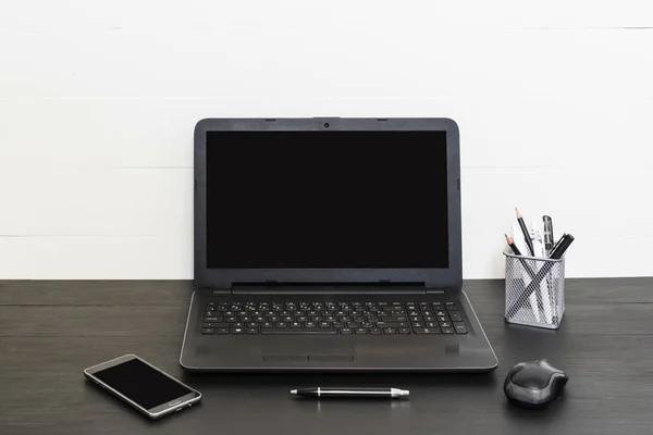 Modèle d'espace de travail. Bureau avec ordinateur, téléphone, stylo — Photo