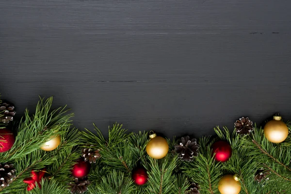 크리스마스 장식, 화 환 프레임 배경, 검은 나무 테이블에 복사 공간 평면도 — 스톡 사진