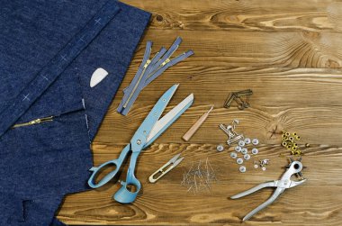 ahşap masa arka makas, fermuar, tebeşir, iğne ile kot Tekstil