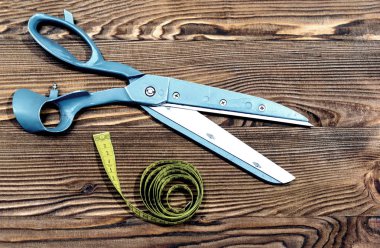 Vintage dikiş tabloyla makas, ölçü birimi teyp, ayrıntıları uyarlanmış