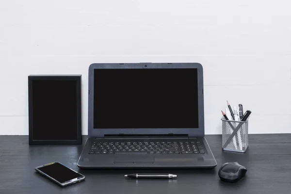 Plantilla de trabajo. Escritorio de mesa de oficina con computadora, teléfono, pluma — Foto de Stock
