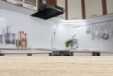 Ahşap dokulu masa bulanık mutfak iç arka plan üzerinde