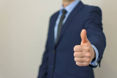 İş adamı el başparmak ile