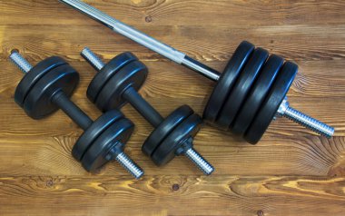 Dumbells ve halter katta. Spor salonu arka plan