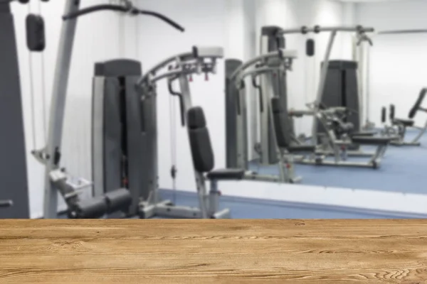 Fitness-Studio Hintergrund und hölzernen Schreibtisch verschwimmen — Stockfoto