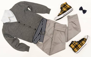Üstten Görünüm çocuk giyim moda trendy görünümünü. Çocuklar moda. Bahar, sonbahar kıyafeti.