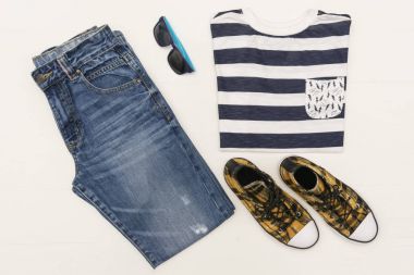 Üstten Görünüm çocuk giyim moda trendy görünümünü. Çocuklar moda.