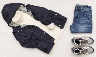 Üstten Görünüm Beyaz ahşap zemin üzerinde çocuk giyim moda trendy görünümünü. Çocuklar moda. Bahar, sonbahar kıyafeti.