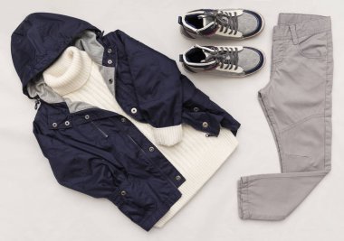 Üstten Görünüm Beyaz ahşap zemin üzerinde çocuk giyim moda trendy görünümünü. Çocuklar moda. Bahar, sonbahar kıyafeti.