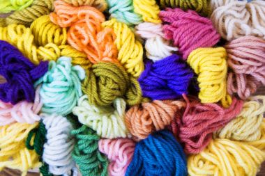 Renkli konu iğne işi için. Renkli kumaş doku arka plan.