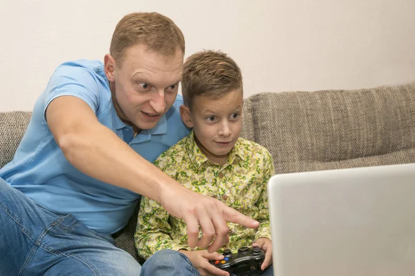 Vader Zoon Afspelen Van Video Game Thuis Aanbrengen Bank — Stockfoto