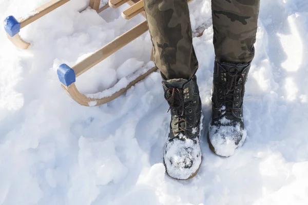 冬天在雪地上穿靴子。深绿色暖冬靴在雪橇背景特写 — 图库照片