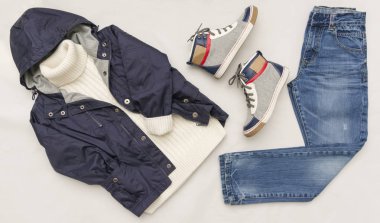 Üstten Görünüm Beyaz ahşap zemin üzerinde çocuk giyim moda trendy görünümünü. Çocuklar moda. Bahar, sonbahar kıyafeti.