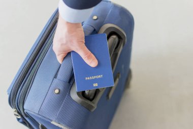 bir pasaport onun Bagaj tutan erkek el