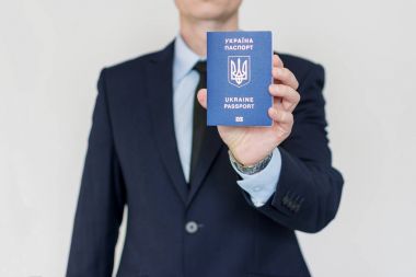 Suit kadar iş Ukrayna pasaportu sağ elinde tutan adam