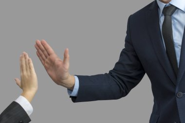 Çak bir beşlik veren baba ve oğul resmi olarak giymek