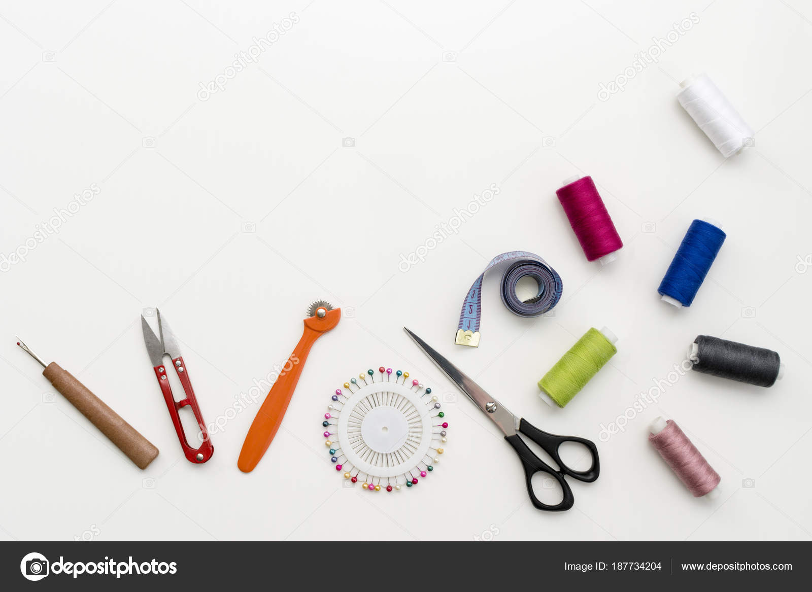 Tailors work desk. Pattern of sewing accessories and tools on white  background top view copyspace Stock Photo by ©alexytrener 187734204