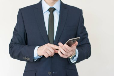 Telefon elinde tutarak akıllı ve confidents iş adamı. söyleşilerin dokunmatik ekran. portre