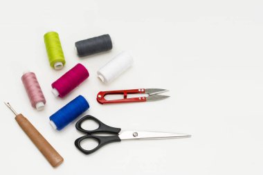 Terziler çalışma masası. Dikiş aksesuarları ve beyaz arka plan üstten görünüm boşaltmak araçlarda desen