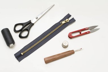 Terziler çalışma masası. Dikiş aksesuarları ve beyaz arka plan üstten görünüm boşaltmak araçlarda desen