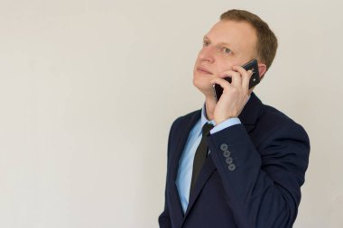 Cep telefonu iş adamı cep telefon üzerinde sahip bir ciddi adam patron portre