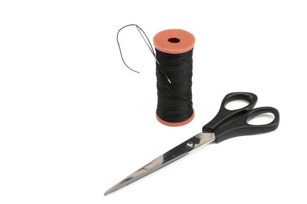 Copyspace rám s šicí nůžky a paličkování vlákno s jehlou — Stock fotografie