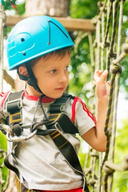 beş yıl çocuk ormanda ip yolda