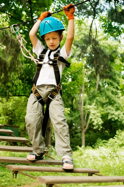 五岁的男孩 绳子路上在森林里 — 图库照片