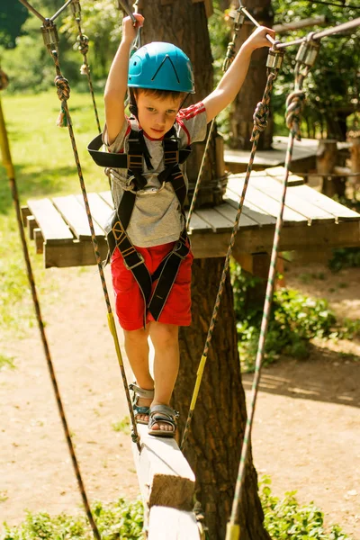 Menino Cinco Anos Corda Floresta — Fotografia de Stock