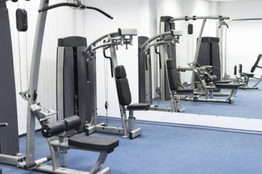 Büyük ayna ile ev jimnastik salonu