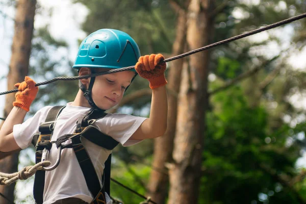 Jongen Klimmen Activiteit Hoge Draad Forest Park — Stockfoto