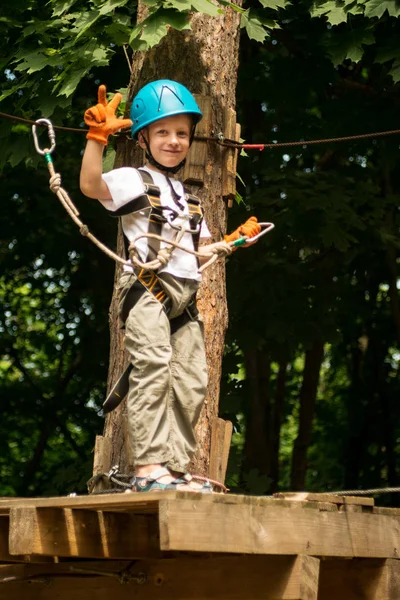 Jongen Klimmen Activiteit Hoge Draad Forest Park — Stockfoto