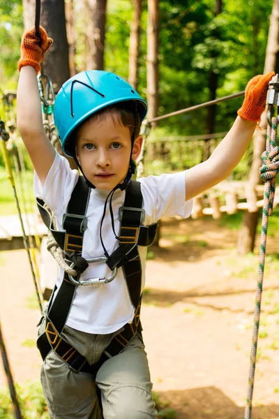 Jongen Klimmen Activiteit Hoge Draad Forest Park — Stockfoto