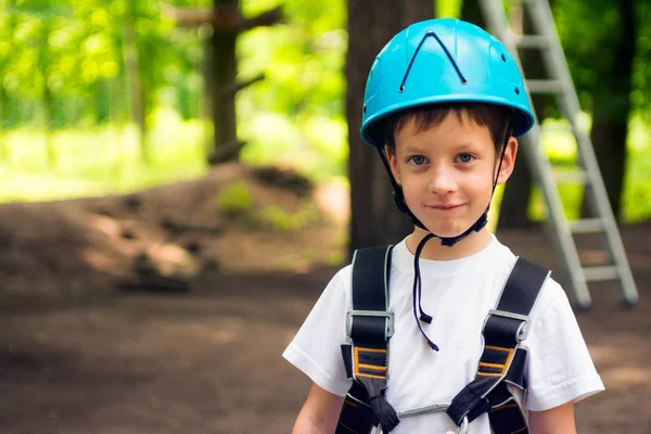 Αγόρι στην αναρρίχηση δραστηριότητα σε σύρμα υψηλής δασικό πάρκο — Φωτογραφία Αρχείου