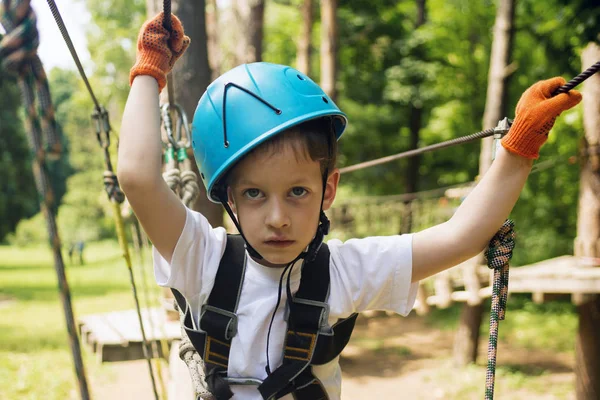 Jongen op klimmen activiteit in hoge draad forest park — Stockfoto