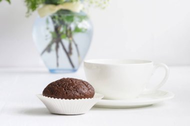 Sabah pasta ve kahve çiçek vazo arka plan üzerinde