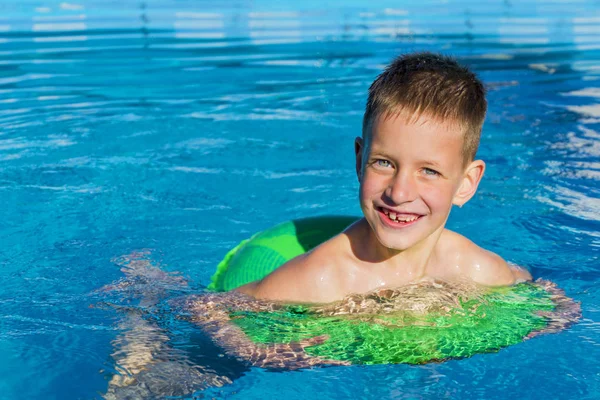 Criança se divertindo na piscina no anel inflável. Férias de verão divertido . — Fotografia de Stock