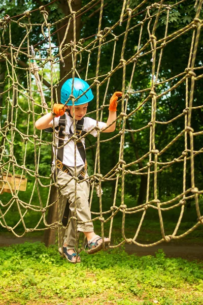 Jongen op klimmen activiteit in hoge draad forest park — Stockfoto