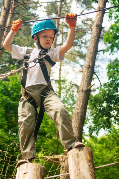 Jongen op klimmen activiteit in hoge draad forest park — Stockfoto