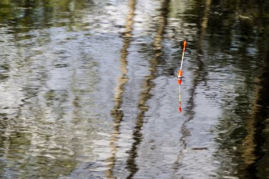 Balıkçılık suda yüzer