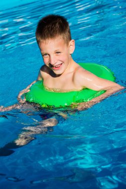 Çocuk Yüzme Havuzu şişme halka üzerinde eğleniyor. Yaz tatil eğlence.