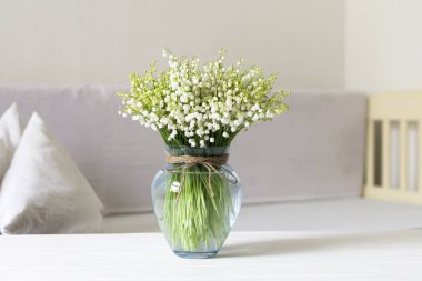 Natürmort, çiçeği lily vadi cam vazo içinde sunulan ile oturma odası iç tasarım