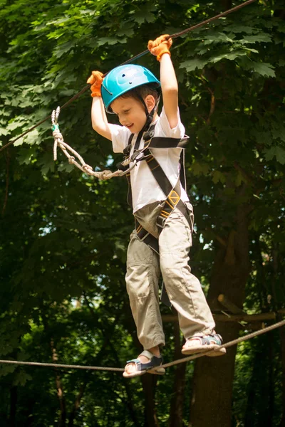 Jongen op klimmen activiteit in hoge draad forest park — Stockfoto