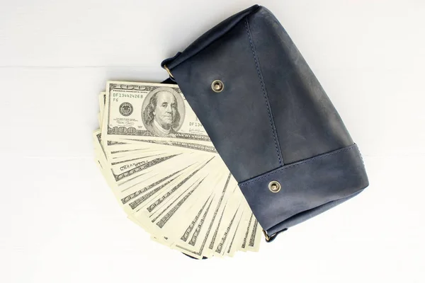 Dinero en bolsa sobre fondo blanco. — Foto de Stock