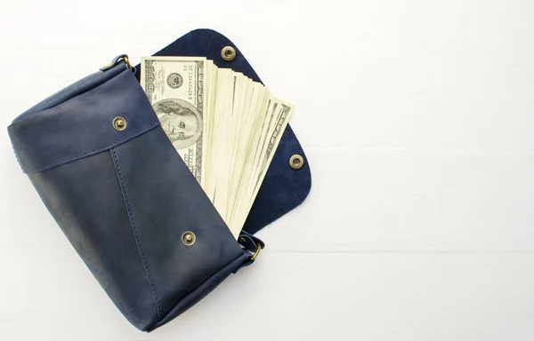 Dinero en bolsa sobre fondo blanco. — Foto de Stock