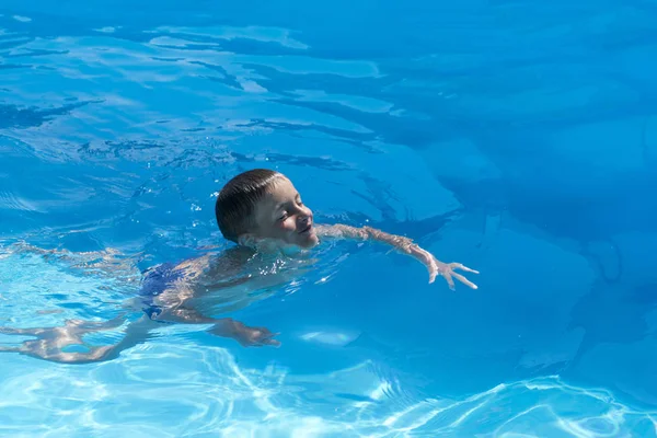 Genç çocuk yüzme havuzu için ilk kez