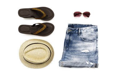 Casual aksesuar kolaj, düz beyaz arka plan üzerinde yatıyordu, kadın yaz üstten görünüm